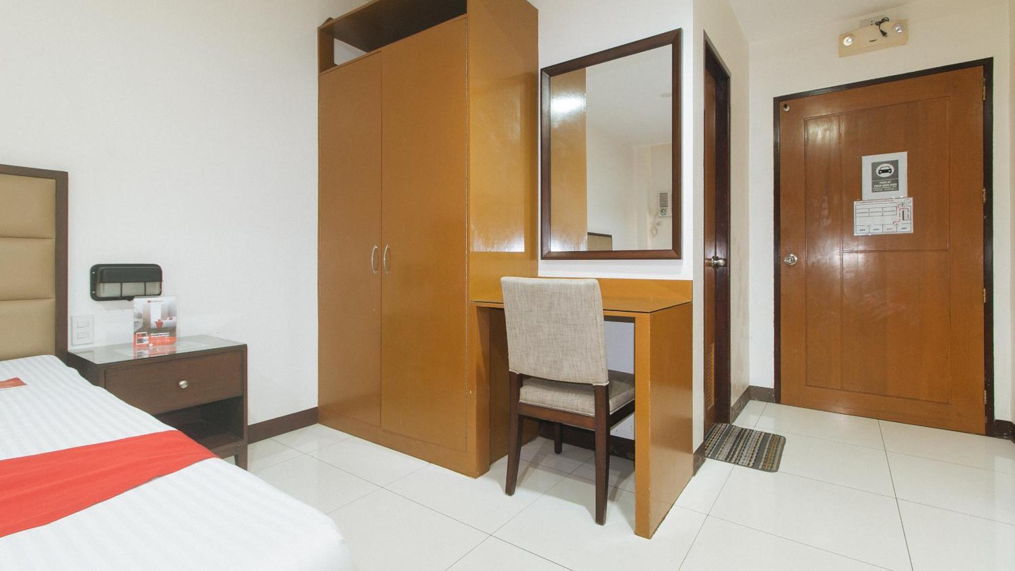 Reddoorz Near Angeles University Foundation Exterior photo