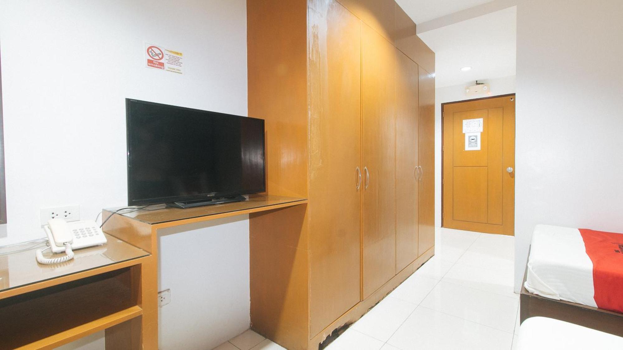 Reddoorz Near Angeles University Foundation Exterior photo